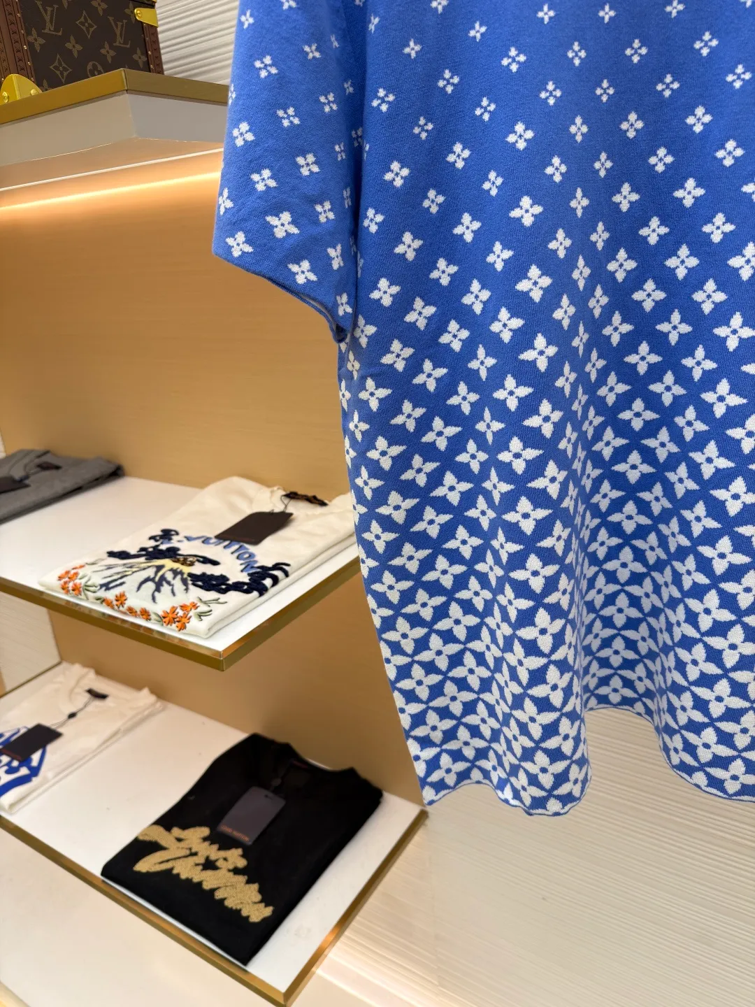 LOUIS VUITTON Snowy Woolen Short Sleeves ●Original version: Purchased and developed at 8850 ●Item number: 1681574-A55 ●Fabric: combed cotton fabric ●Technology: woolen fabric ●Color: blue ●Version: fitted version ●Weight: about 360 grams ●Size: XS-S-M-L ●Description: The wool material is made of [60/2 high count and high density (100% fully combed cotton yarn) yarn]. From a technical point of view, combed cotton will clean up excess impurities during the production process, making the woven items look smoother and high-end; compared to pure cotton, combed cotton is less prone to fluffing and pilling; pure cotton clothes are good, but there is a lot of rayon. Although the quality is not easy to pill, it is easy to shrink and deform; compared with pure cotton fabrics, combed cotton fabrics are more comfortable to wear and breathable, but the texture, washability, deformation resistance and wear resistance of combed cotton fabrics are much higher than pure cotton, and the texture of combed cotton fabrics is finer than that of ordinary pure cotton. The unit price of the yarn is high, and the quality is higher. The fabric pieces are woven using [a 47W imported Stoll 16-needle ultra-fine machine from Germany], which is woven at a parallel and even speed with reference to the original two-color jacquard structure. [It takes 270 minutes to knit one piece]. During the weaving, [3 sand spits] are used to alternately knit back and forth. The number of knitting rows for a single front garment hanging wool is as high as 6352 rows; Only after the inspection can we carry out [seam selection], [washing], [hand-made original main label], wash mark, details including the height of the wash mark, stitching method, and final ironing. Only after the general inspection can we package and ship. It will not be like those ordinary computerized flat knitting machines. In order to rush the goods, the speed is turned to the limit, and the stitches of the knitted garments are different in size, code and pattern. The overall wiring is straight and delicate, the fabric is comfortable and soft, and the color is consistent without color difference. It can be matched with the same style to create a fashionable look and control various occasions. Customized accessories, complete with three standards, same style for men and women!